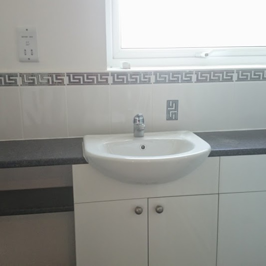 Rental flat refurbishment - new bathroom, tiling, laminate flooring and decoration